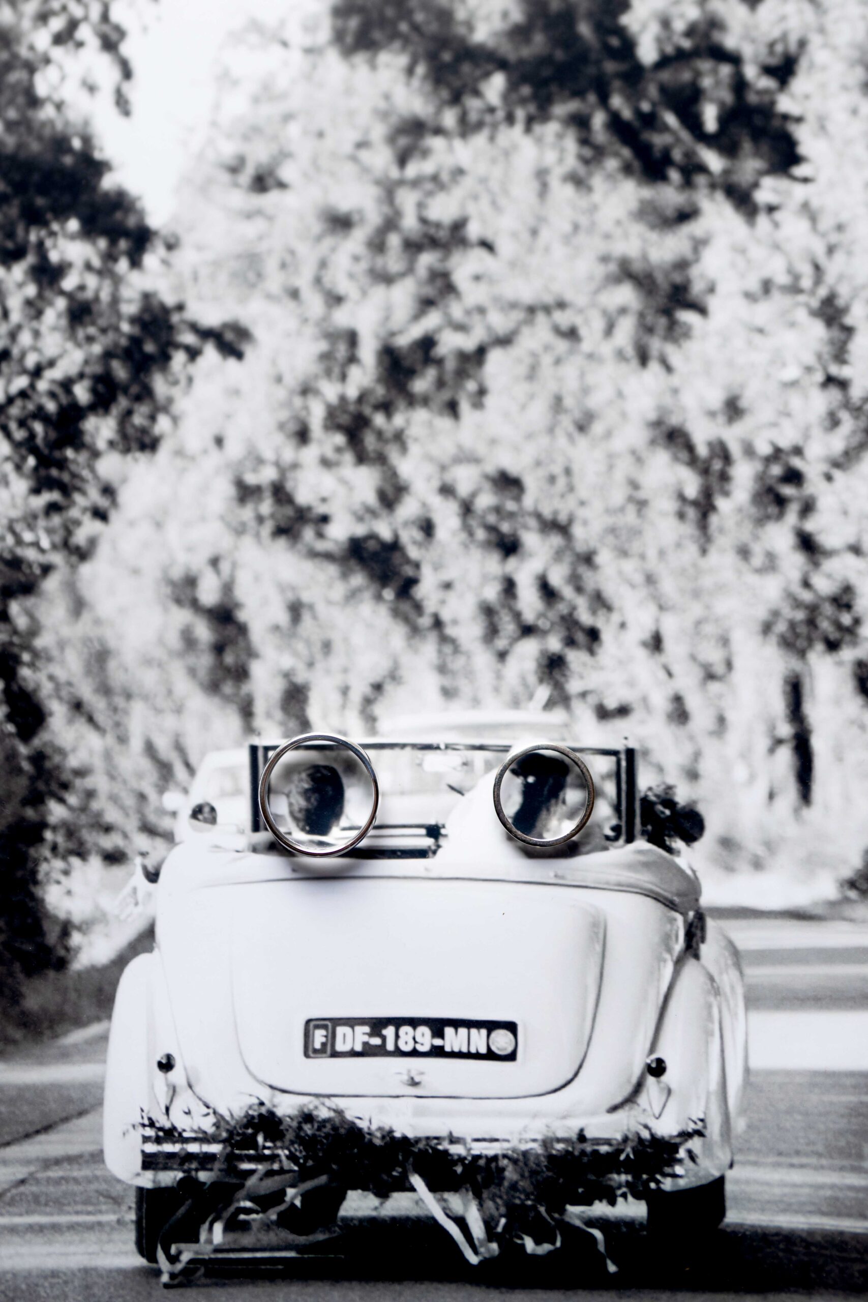 Wedding rings on vintage car photo during a French Riviera celebration, captured by French Riviera wedding photographer